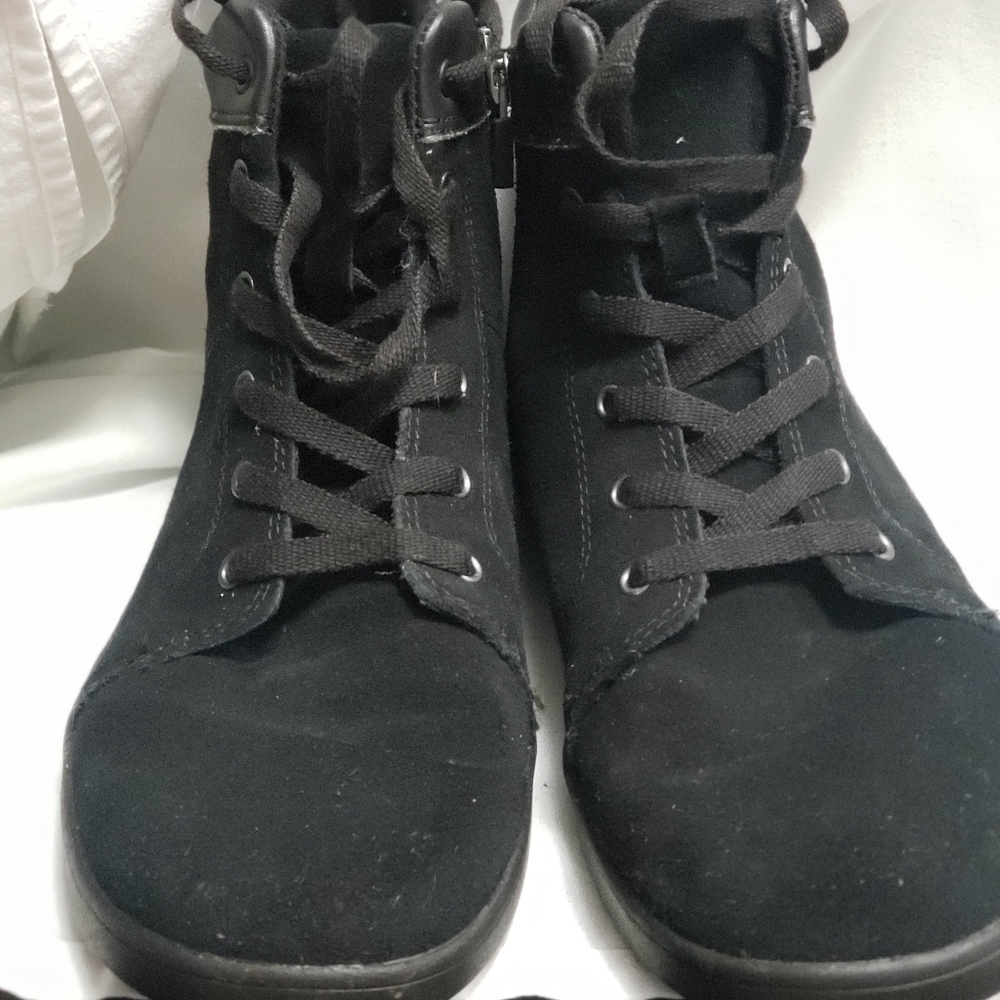 Ugg - Picture 3 of 5